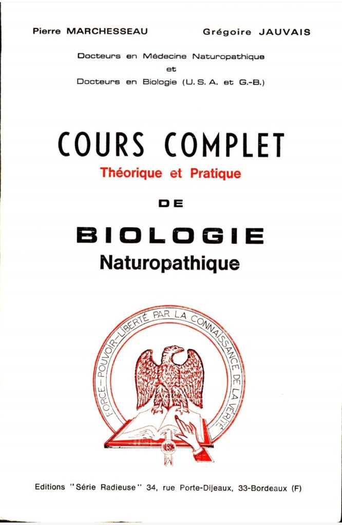 Couverture du livre "Cours complet théorique et pratique de biologie naturopathique" de Pierre Marchesseau et Grégoire. Editions Série Radieuse, à Bordeaux avec leur logo : un livre ouvert avec une main humaine et un aigle posés dessus. Avec ces mots en cercle sur le dessus : "Force, Pouvoir, Liberté par la connaissance de la vérité".