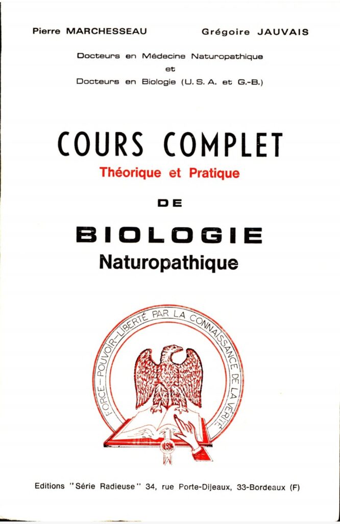 Couverture du livre "Cours complet théorique et pratique de biologie naturopathique" de Pierre Marchesseau et Grégoire. Editions Série Radieuse, à Bordeaux avec leur logo : un livre ouvert avec une main humaine et un aigle posés dessus. Avec ces mots en cercle sur le dessus : "Force, Pouvoir, Liberté par la connaissance de la vérité". 